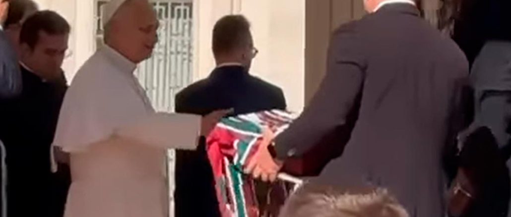 Camisa do Fluminense foi entregue ao Papa Leão XIV