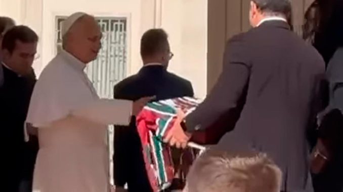 Camisa do Fluminense foi entregue ao Papa Leão XIV