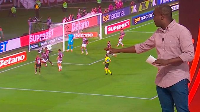 PC Oliveira não viu pênalti de Thiago Silva em Bruno Henrique