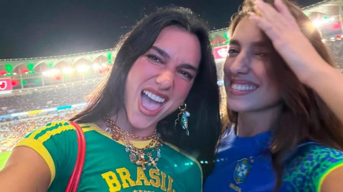 Dua Lipa Dua Lipa assistiu ao Fla-Flu no Maracanã
