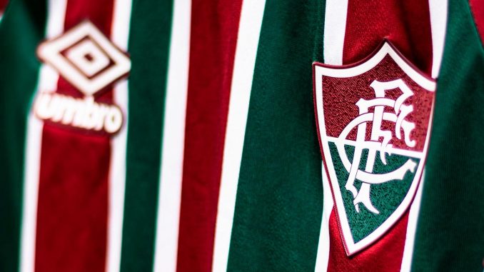 escudo camisa Fluminense acertou saída de atacante para o CRB, de Alagoas