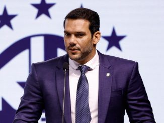 Familiares de Samir Xaud foram flagrados torcedor pelo Vasco contra o Fluminense