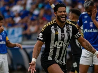 Hulk comemorando gol pelo Atlético-MG no Cruzeiro