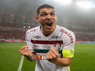 Nino comemorando a classificação à final da Conmebol Libertadores após a épica vitória sobre o Internacional por 2 a 1 no Beira-Rio