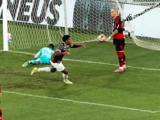 John Kennedy marcou o segundo gol do Fluminense sobre o Flamengo