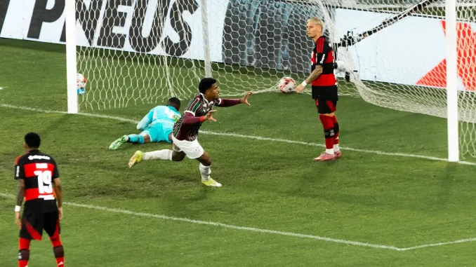 John Kennedy marcou o segundo gol do Fluminense sobre o Flamengo