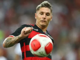 Guillermo Varela, do Flamengo, é cobrado por torcedores após ser flagrado com camisa do Fluminense