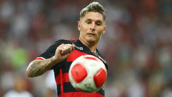 Guillermo Varela, do Flamengo, é cobrado por torcedores após ser flagrado com camisa do Fluminense