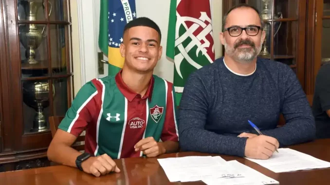 Miguel Silveira e Pedro Abad na assinatura do primeiro contrato com o Fluminense