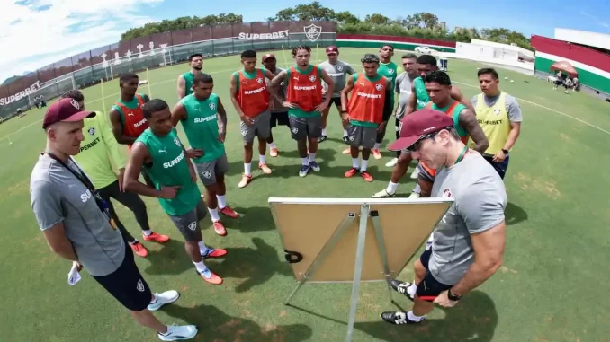 Técnico Luis Zubeldía passa por procedimento no coração neste sábado. Saiba detalhes da recuperação e quem assume o Fluminense na pré-temporada.