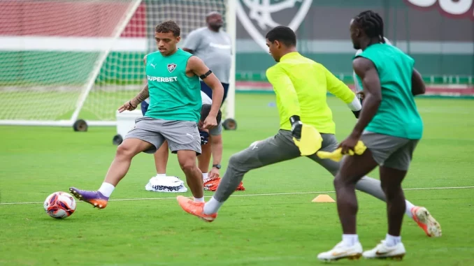 Davi Melo com a bola durante atividade do CT Carlos Castilho