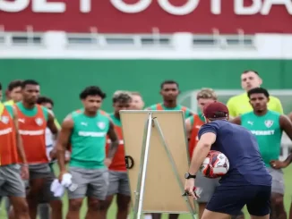 Luis Zubeldía orienta elenco do Fluminense no CT Carlos Castilho