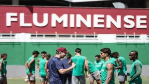 Maxi Cuberas orienta time em atividade no CT Carlos Castilho - FOTOS: LUCAS MERÇON / FLUMINENSE F.C.