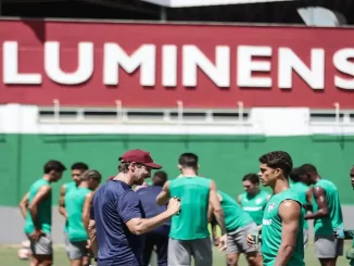 Maxi Cuberas orienta time em atividade no CT Carlos Castilho - FOTOS: LUCAS MERÇON / FLUMINENSE F.C.