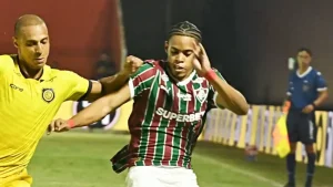 Fluminense renova contrato de Matheus Reis e fixa multa recorde de R$ 494 milhões. Veja detalhes da blindagem contra a Europa e o novo vínculo da joia.