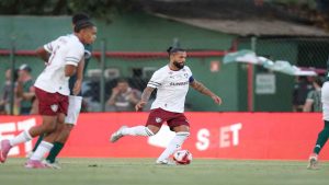 Fluminense joga mal em Saquarema, sofre com lesão de John Kennedy e vê garoto Matheus Reis como único ponto de luz em derrota marcada por falha defensiva. (Foto: Marcelo Gonçalves / Fluminense FC))
