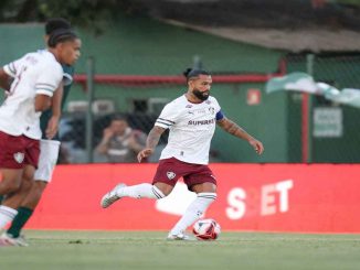 Fluminense joga mal em Saquarema, sofre com lesão de John Kennedy e vê garoto Matheus Reis como único ponto de luz em derrota marcada por falha defensiva. (Foto: Marcelo Gonçalves / Fluminense FC))
