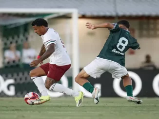 John Kennedy saiu de campo carregado por conta de um problema no tornozelo