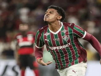 John Kennedy é o caçador de urubu! FOTO: LUCAS MERÇON / FLUMINENSE F.C.