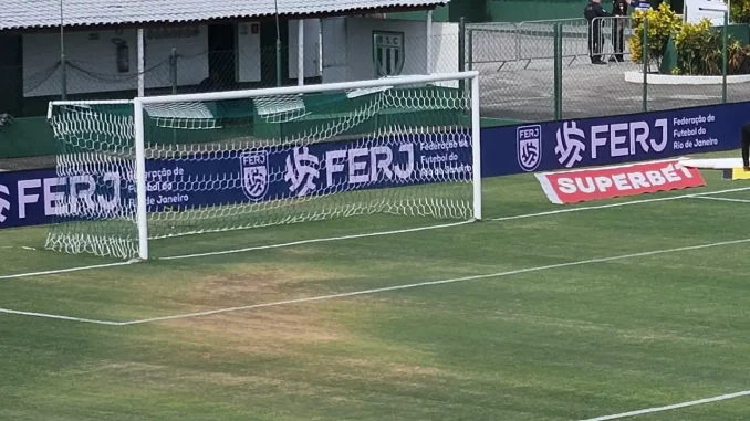 Imagem do gramado do Elcyr Resende aparenta condições ruins