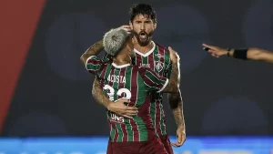 Everaldo balançou as redes, mas saiu de campo vaiado