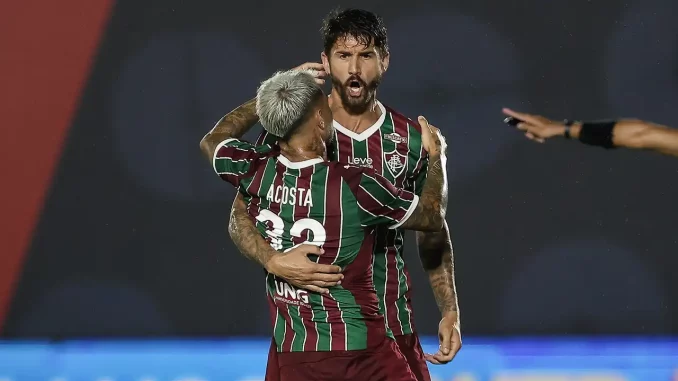 Everaldo balançou as redes, mas saiu de campo vaiado