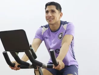 Savarino retornou aos treinos no Botafogo