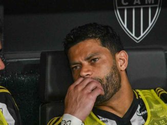 Holk no banco de reservas do Atlético-MG