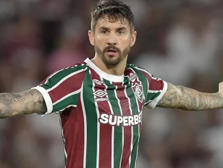 Giba Perez, do GE, questionou as vaias ao atacante no clássico, mas a torcida tricolor reagiu com força total nas redes sociais: "Precisa vaiar sim".
