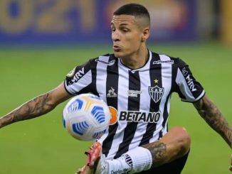 Guilherme Arana está próximo de acertar com o Fluminense