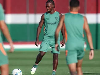 Santiago Moreno em ação pelo Fluminense; atacante colombiano permanece no Tricolor para 2026