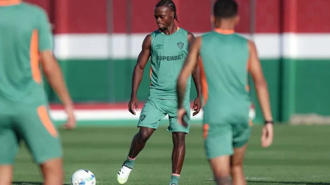 Santiago Moreno em ação pelo Fluminense; atacante colombiano permanece no Tricolor para 2026