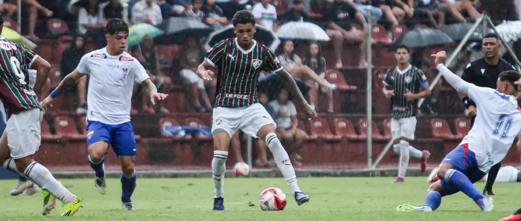 O meia-atacante Riquelme, joia do Fluminense, foi oferecido ao Barcelona. Diretor do clube espanhol, Deco monitora o talento de Xerém. Confira!