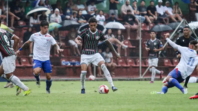 O meia-atacante Riquelme, joia do Fluminense, foi oferecido ao Barcelona. Diretor do clube espanhol, Deco monitora o talento de Xerém. Confira!