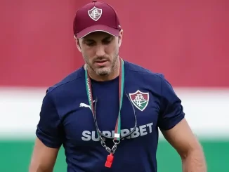 Confira a provável escalação do Fluminense para o clássico contra o Vasco. Luis Zubeldía avalia poupar peças devido ao gramado sintético e foco no Palmeiras.