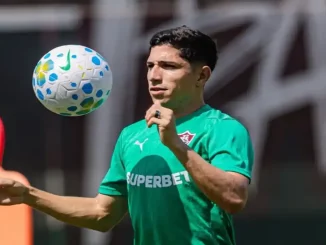Savarino entra no lugar de Canobbio para o duelo entre Palmeiras e Fluminense. Veja a análise tática e como o Tricolor busca a liderança do Brasileirão.