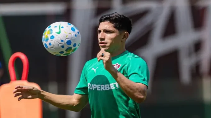 Savarino entra no lugar de Canobbio para o duelo entre Palmeiras e Fluminense. Veja a análise tática e como o Tricolor busca a liderança do Brasileirão.