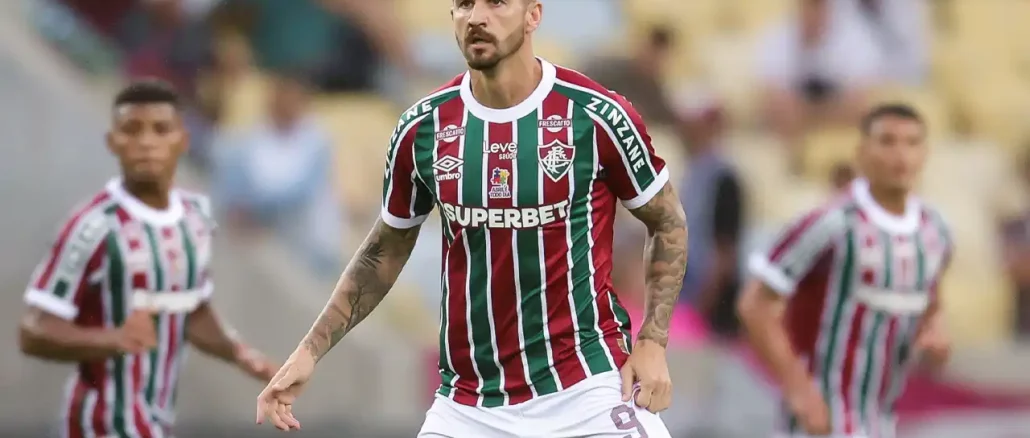 Fluminense e Athletico-PR tentam definir transferência de Everaldo