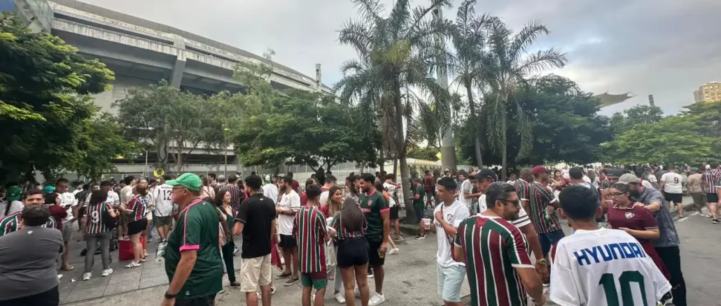 Torcida do Fluminense já marca presença no Maracanã para o clássico contra o Vasco
