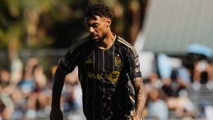 Denis Bouanga está mais longe do Fluminense