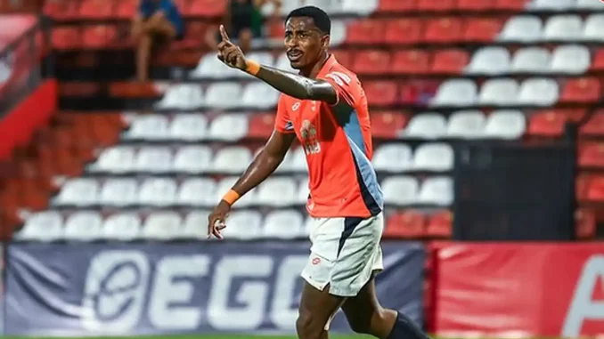 Denilson foi alvo de ofensas racistas