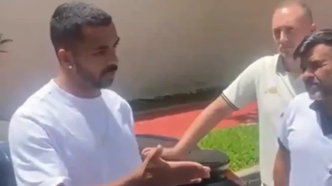 Paulo Henrique foi cercado por torcedores do Vasco