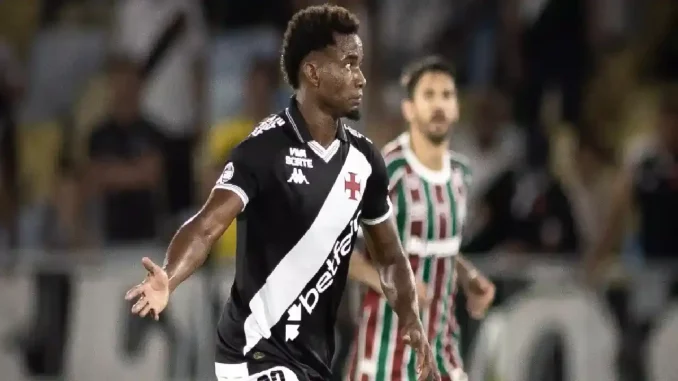 Alerta no Vasco! Thiago Mendes sente o joelho e vira dúvida para o clássico contra o Fluminense. Confira a situação do volante para a semifinal.