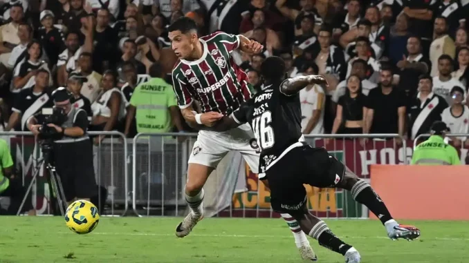 Saiba onde assistir ao clássico Vasco x Fluminense pela semifinal do Carioca 2026. Confira a lista de estados com transmissão da TV Globo e Premiere.
