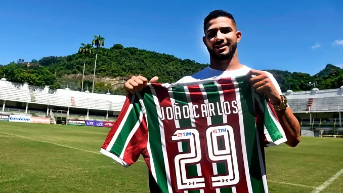 Indicado por Abel Braga em 2018 sob polêmica, o atacante João Carlos foi anunciado pelo FK Sarajevo. Relembre a passagem apagada pelo Fluminense.