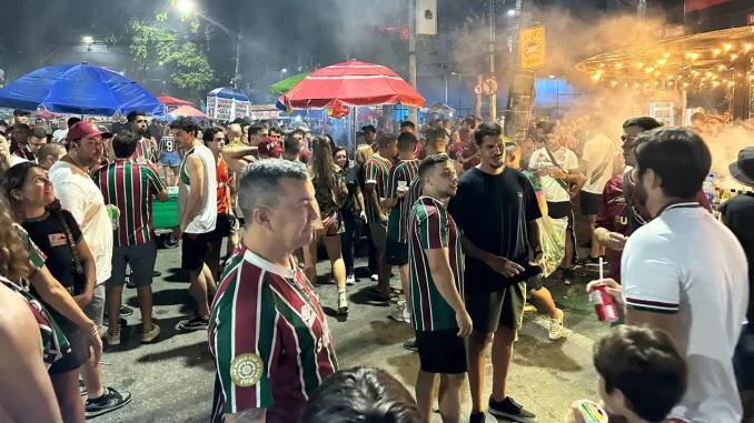 Movimentação da torcida do Fluminense no Maracanã antes do jogo contra o Corinthians