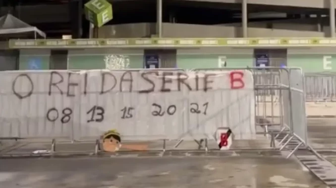 Torcedores do Fluminense espalharam provocações ao Vasco no Maracanã