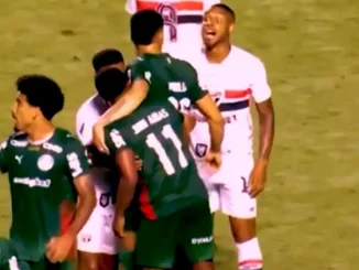 André Silva foi flagrado chamando Jhon Arias de mercenário