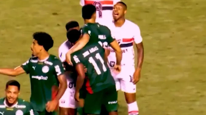 André Silva foi flagrado chamando Jhon Arias de mercenário