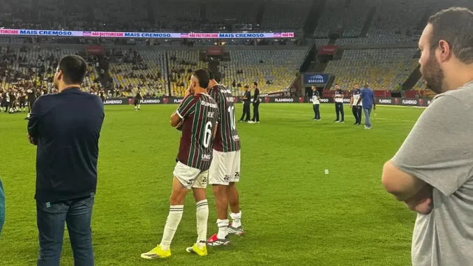 Jogadores do Fluminense se recusaram a permanecer no gramado durante festa do Flamengo